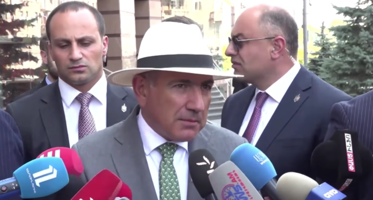 Пашинян отвечает на вопросы журналистов. Стоп-кадр видео News.Am от 29.07.26, https://www.youtube.com/watch?v=jy-0V35KSjQ&t=186s