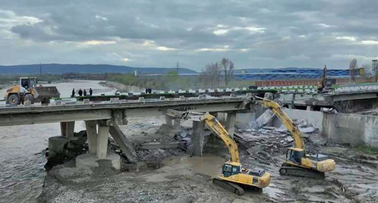 Поврежденный мост в Чечне. "Грозный Информ" Фото: https://www.grozny-inform.ru/news/society/182357/ Поврежденный мост в Чечне. "Грозный Информ" Фото: https://www.grozny-inform.ru/news/society/182357/