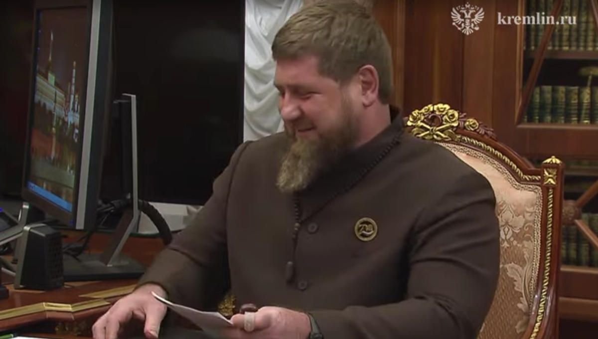 Кадыров на встрече с президентом России. Стоп-кадр видео YouTube-канала AKIpress news, https://www.youtube.com/watch?v=crvY6fuG92U