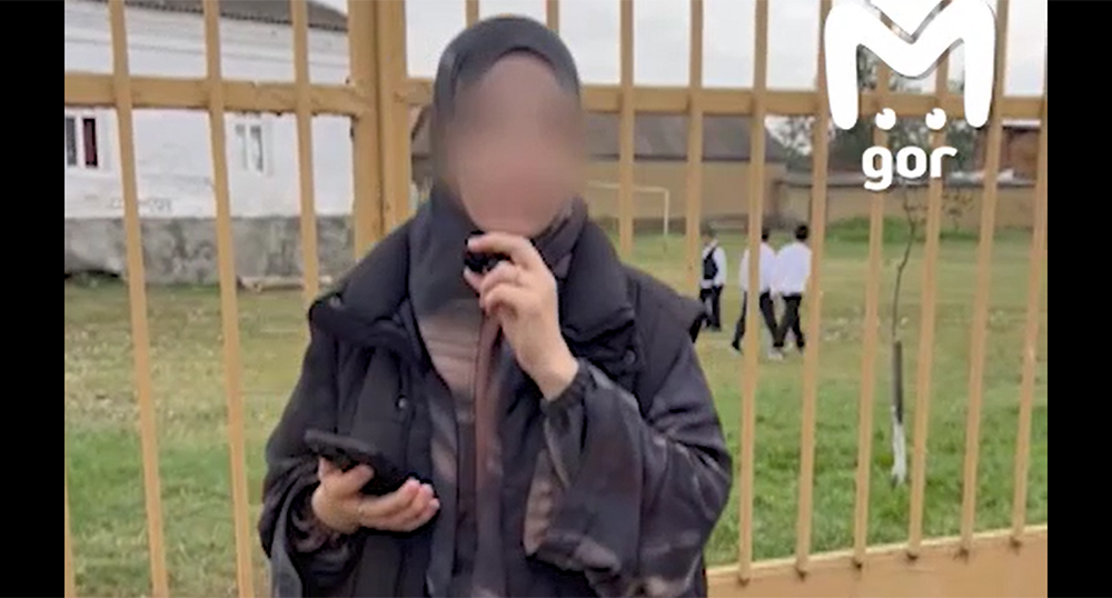 Жительница Аксая на фоне территории школы №2. Кадр из видео https://t.me/mash_gor/11257 Жительница Аксая на фоне территории школы №2. Кадр из видео https://t.me/mash_gor/11257