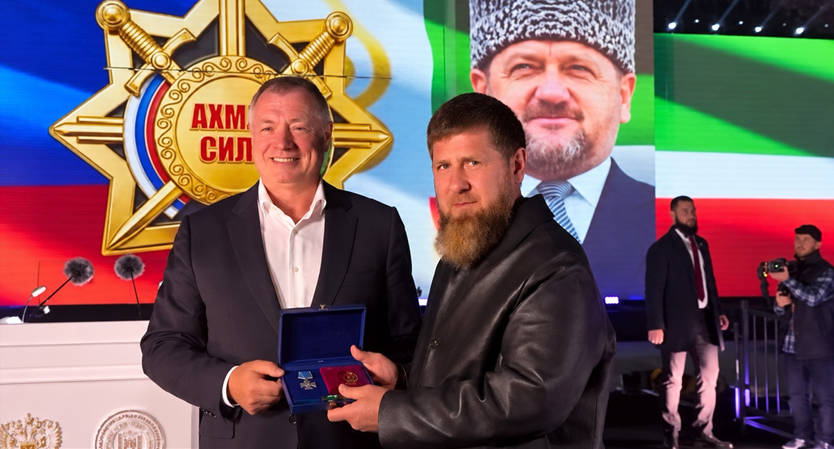 Вручение награды Кадырову. Кадр из видео: https://t.me/ostorozhno_novosti