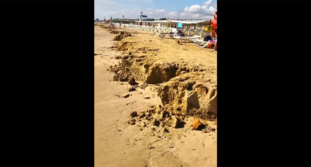 Пляж в Анапе после шторма. Кадр из видео https://krd.gorod.space/plyazhi-anapy-prevratilis-v-glinyanye-obryvy/ Пляж в Анапе после шторма. Кадр из видео https://krd.gorod.space/plyazhi-anapy-prevratilis-v-glinyanye-obryvy/