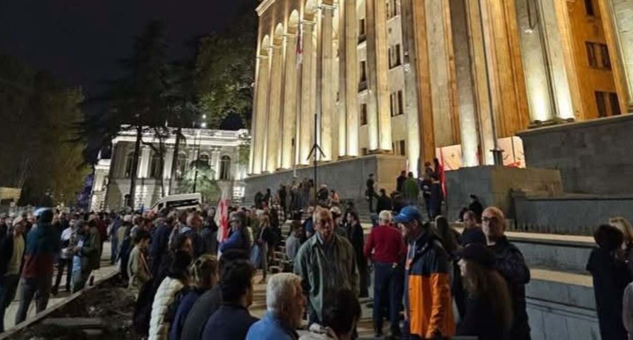 Протестующие у парламента, 20 октября 2026 года. Фото: Giorgi Mumladze / Facebook Протестующие у парламента, 20 октября 2026 года. Фото: Giorgi Mumladze / Facebook
