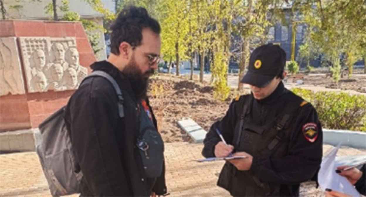 Ростовский активист общается с полицией. 30 октября 2026 г. Фото: https://t.me/rassvet_rostov/429 Ростовский активист общается с полицией. 30 октября 2026 г. Фото: https://t.me/rassvet_rostov/429