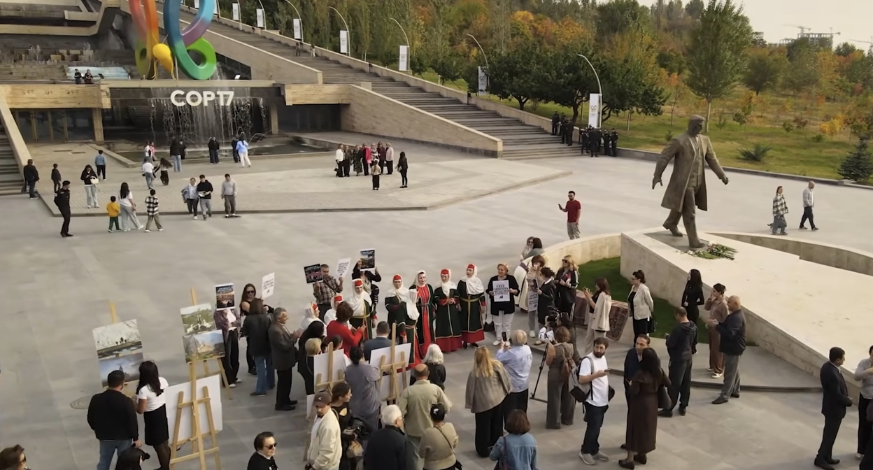 Акция “Откройте для себя Арцах. Давайте познакомимся!” возле входа в “зеленую зону” COP17. Кадр видеосюжета
Artsakh Public TV / YouTube Акция “Откройте для себя Арцах. Давайте познакомимся!” возле входа в “зеленую зону” COP17. Кадр видеосюжета
Artsakh Public TV / YouTube