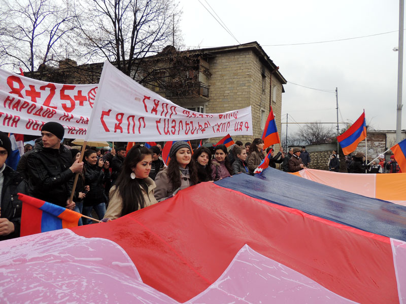 Студентки АрГу несут флаг НКР. Студентки АрГу несут флаг НКР.