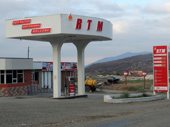 По дороге в Шуши. Автозаправочная станция. По дороге в Шуши. Автозаправочная станция.
