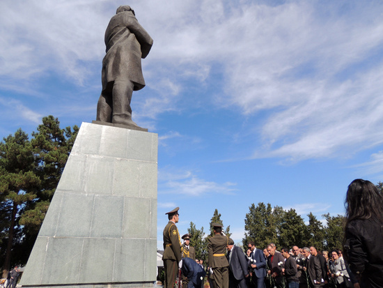 Возложение цветов к памятнику Степана Шаумяна. Возложение цветов к памятнику Степана Шаумяна.