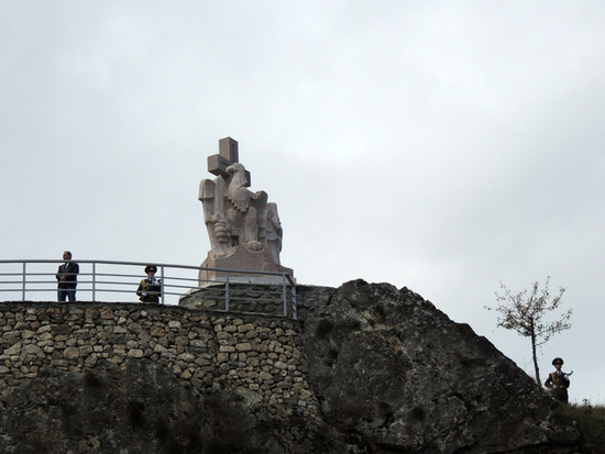 Памятник погибшим воинам в с.Аветараноц Аскеранского района. Памятник погибшим воинам в с.Аветараноц Аскеранского района.