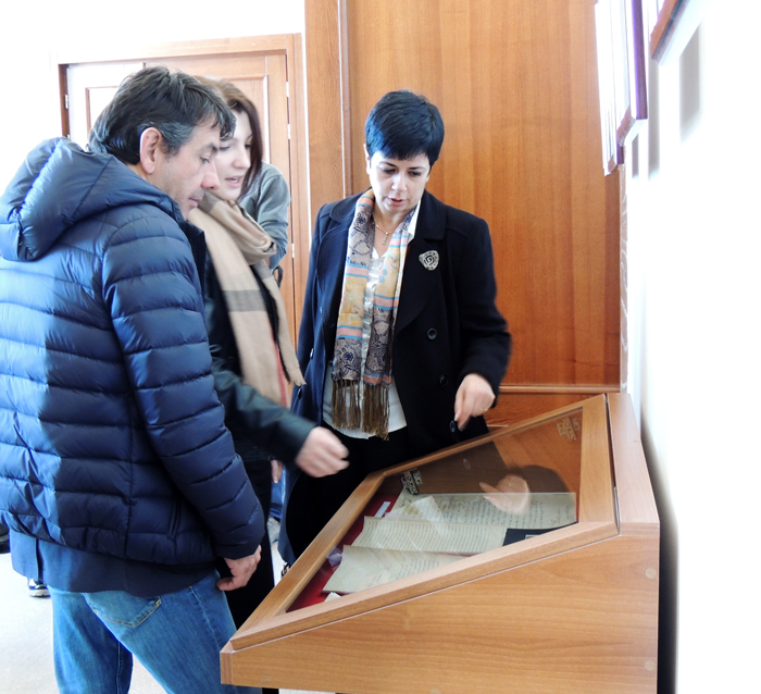 В здании министерства культуры НКР. Министр знакомит гостя с экспонатами. В здании министерства культуры НКР. Министр знакомит гостя с экспонатами.