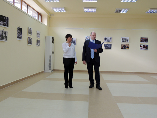 Мероприятие открывает Мероприятие открыл руководитель офиса миссии МККК в Степанакерте. Рядом с ним переводчица Этери Григорян. Мероприятие открывает Мероприятие открыл руководитель офиса миссии МККК в Степанакерте. Рядом с ним переводчица Этери Григорян.