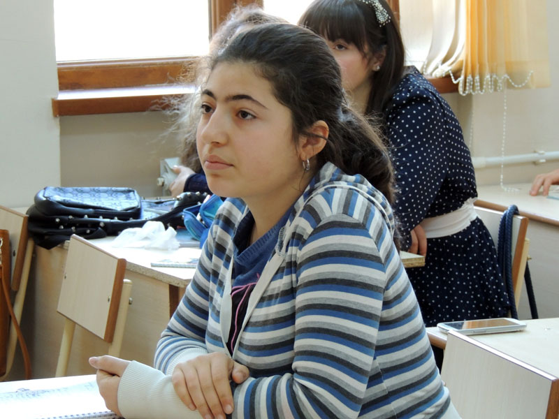 Лина не отвечала, но с интересом слушала, как её подруги декламировали стихи. Лина не отвечала, но с интересом слушала, как её подруги декламировали стихи.