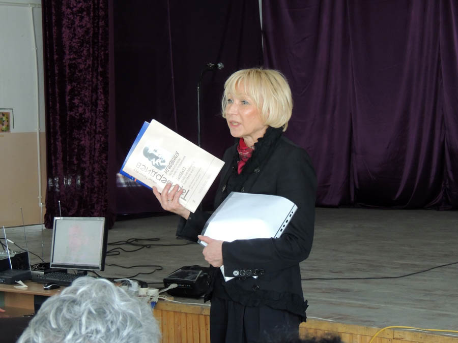 Вера Гориславовна дарит школе книгу о Микаэее Таривердиеве и диски с его творчеством. Вера Гориславовна дарит школе книгу о Микаэее Таривердиеве и диски с его творчеством.