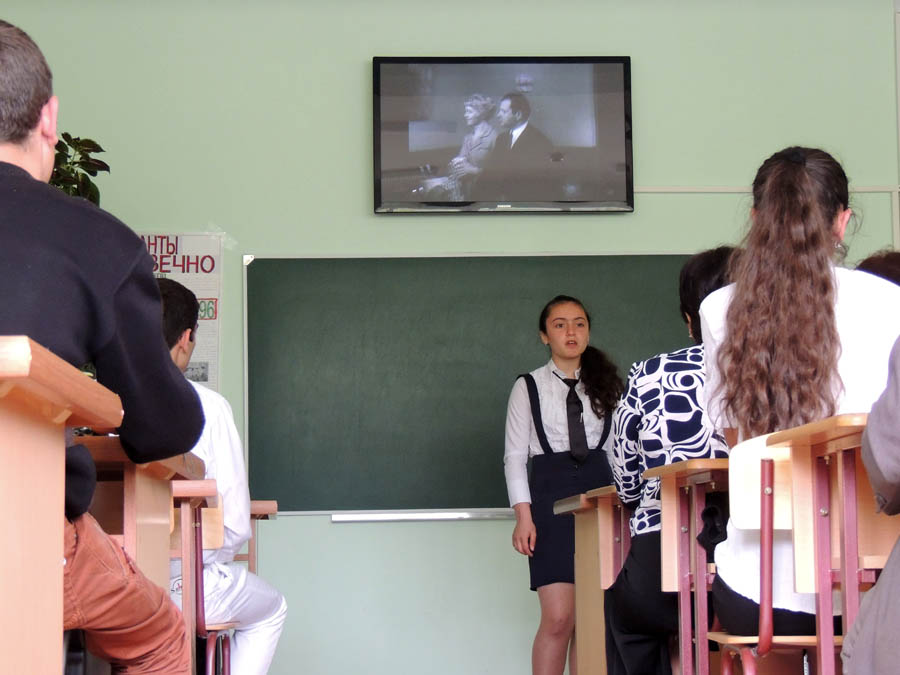 Девочка исполняет песню из к/ф "17 мгновений весны". Средняя школа с.Гиши Мартунинского района. Девочка исполняет песню из к/ф "17 мгновений весны". Средняя школа с.Гиши Мартунинского района.