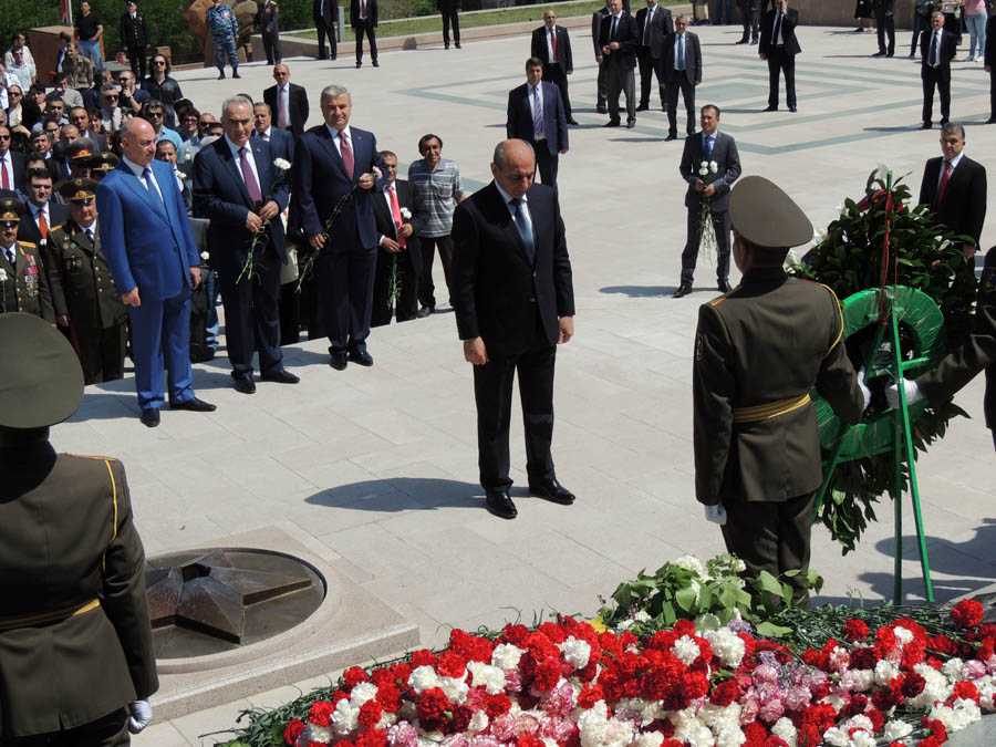Возложение венков. Президент НКР Бако саакян. Возложение венков. Президент НКР Бако саакян.