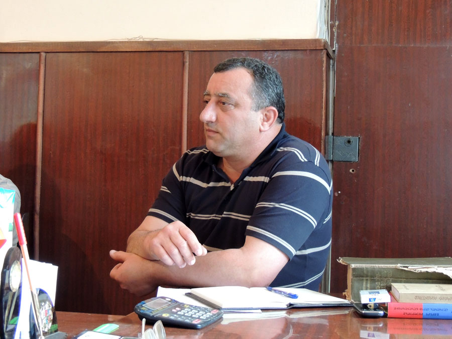 Зорик Гулян, зав Мартунинским районным отделом образования:"К большому сожалению у отдела районного образования нет тех рычагов, при помощи которых можно было бы полностью контролировать что делается в школах. Но все же мы все возможное делаем. Наша ... Зорик Гулян, зав Мартунинским районным отделом образования:"К большому сожалению у отдела районного образования нет тех рычагов, при помощи которых можно было бы полностью контролировать что делается в школах. Но все же мы все возможное делаем. Наша сила - есть наше знание, наш завтрашней день в руках наших детей и каким оно будет, зависит как мы готовим их сегодня. В школах есть много проблем, их можно называть последствием войны и объяснить глобальными событиями. Главное – уметь их вовремя обнаружить и исправить и над этим мы постоянно работаем. В школе должны остаться самые лучшие и способные учителя, а в старших классах должны учиться способные ученики, те, которые хотят получить знания. Мы работаем и идем к этому. Для ученика основной пример должен быть учитель и свои родители.»