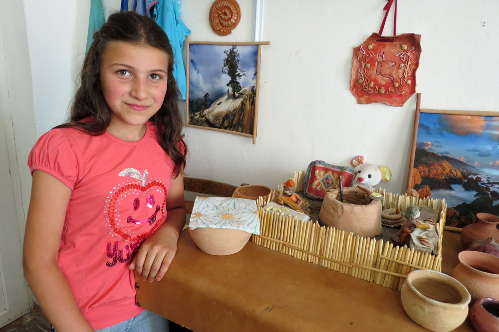 Мариам 10 лет, три года назад она сделала эту работу - деревенский двор. женщины пекут хлеб в тонире. 
