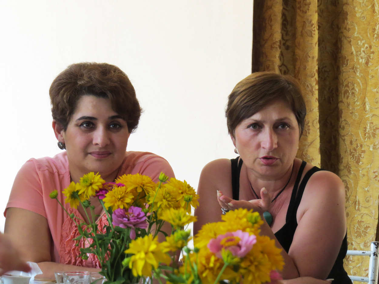 Слева на право: Лусине Саркисян, библиотекарь и Алла Арзуманян, работник администрации. Слева на право: Лусине Саркисян, библиотекарь и Алла Арзуманян, работник администрации.