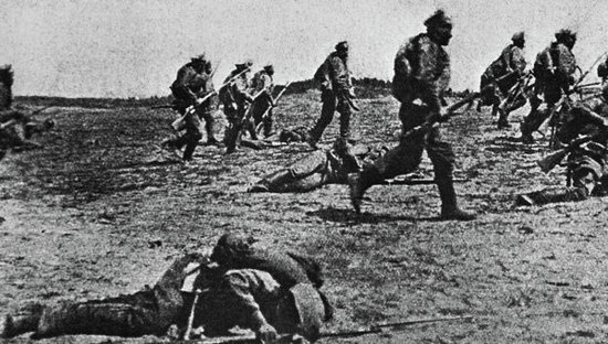 Первая Мировая... солдаты идут в атаку... Первая Мировая... солдаты идут в атаку...