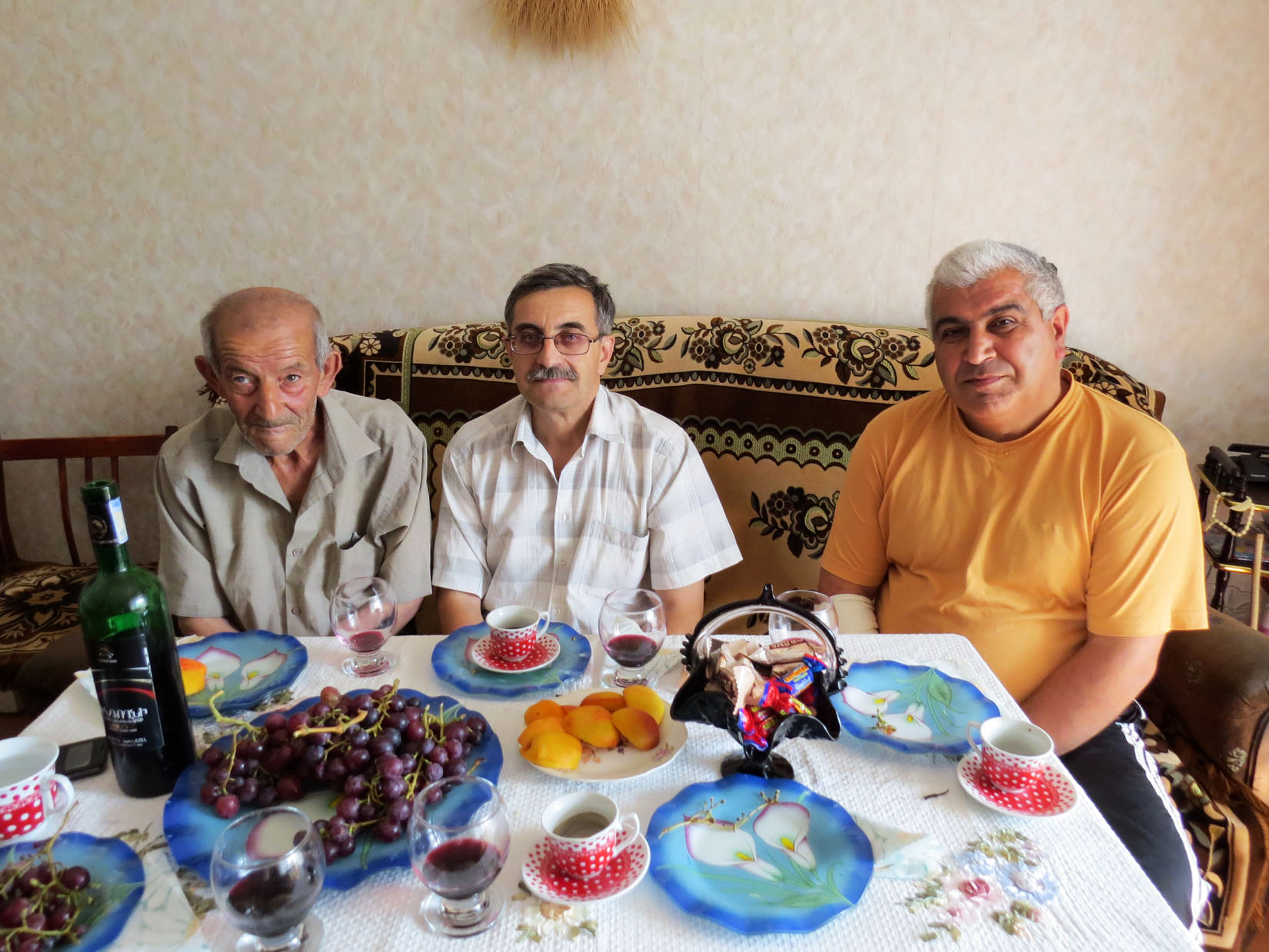 В госятх у родственника Славы д.Амо. На фото, слева на право: д.Амо, Слава и зять д.Амо Камо.