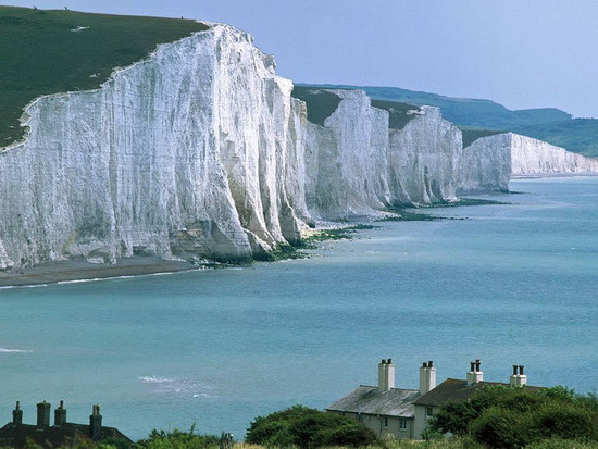 Скала в Великобритании Вичи-Хед (Beachy Head), излюбленное место самоубийц. Скала в Великобритании Вичи-Хед (Beachy Head), излюбленное место самоубийц.