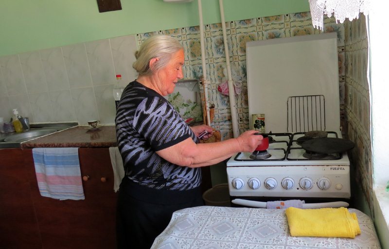 т.Женя на кухне готовит нам всем кофе. т.Женя на кухне готовит нам всем кофе.