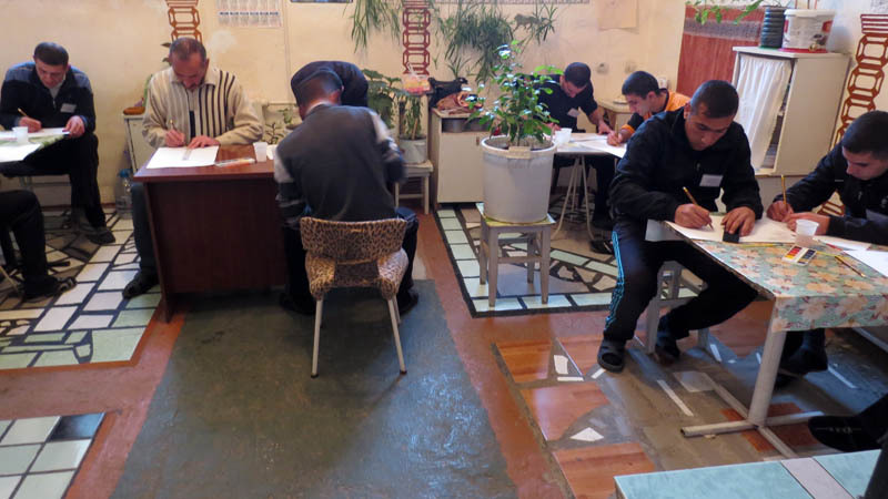 Собрались в чайной, сели по столикам и начали работать...