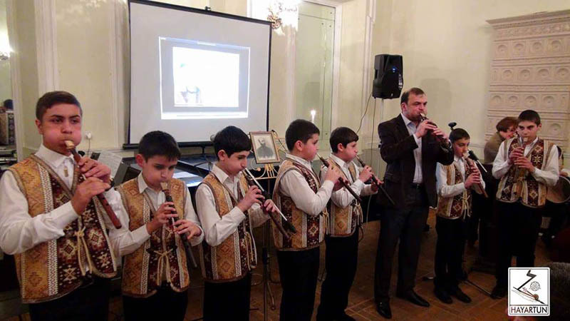 Ученики класса дудука и зурны армянского культурного центра Айартун г.Тбилиси, исполняют Tsagik es. Ученики класса дудука и зурны армянского культурного центра Айартун г.Тбилиси, исполняют Tsagik es.