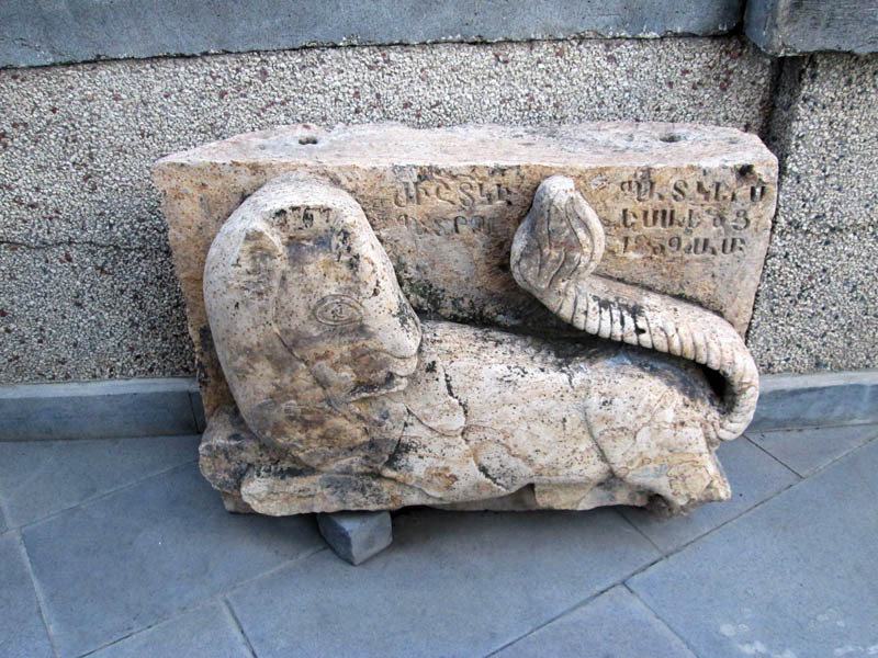 Лев - символ Евангелиста Марка.