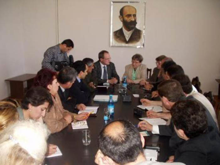 Пресс-конференция МРГ в Степанакерте. 2004г. Пресс-конференция МРГ в Степанакерте. 2004г.