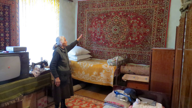Одна из комнат, где тётя Армик собрала вещи хозяйки дома и приглядывает за ними. Одна из комнат, где тётя Армик собрала вещи хозяйки дома и приглядывает за ними.