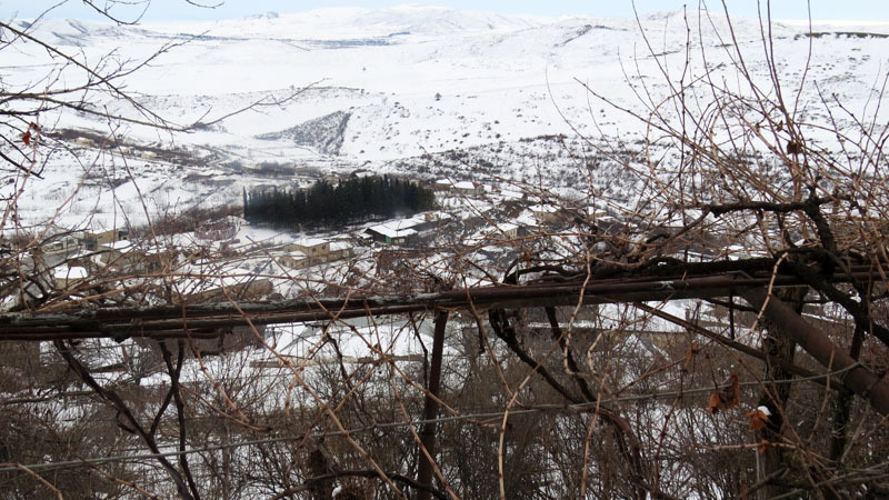  Заснеженные крыши домов села Гиши. Верхняя часть села.