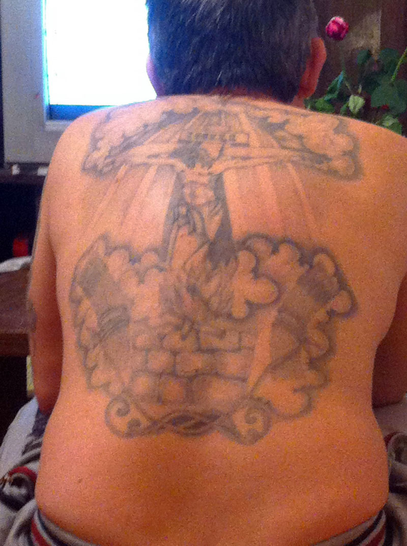 Татуировка на спине бывшего заключённого. Татуировка на спине бывшего заключённого.