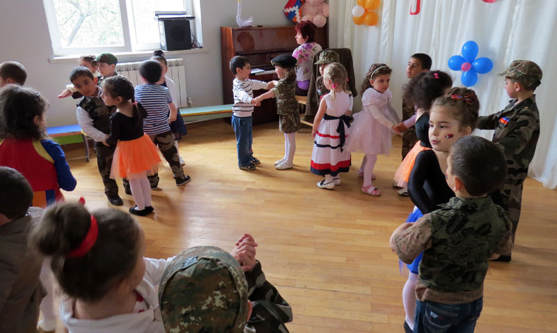 Утренник в Степанакертском детсаду. Утренник в Степанакертском детсаду.