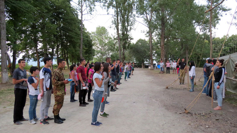 Ближе к концу дня скауты были собраны на плацу, разбились по отрядам и спели «Клич скаутов», а потом пошли на приём пищи, то есть на ужин. Ближе к концу дня скауты были собраны на плацу, разбились по отрядам и спели «Клич скаутов», а потом пошли на приём пищи, то есть на ужин.