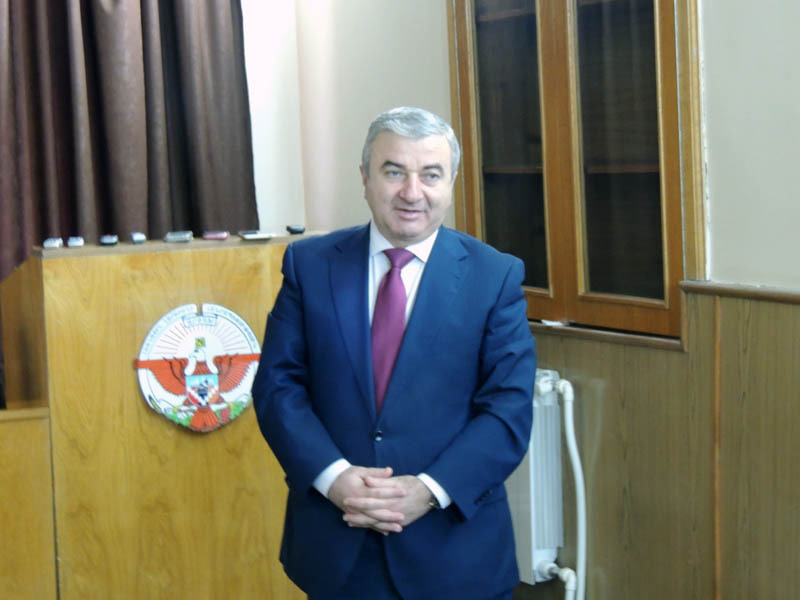 Спикер Национального Собрания НКР Ашот Гулян благодарит учёных за проделанную ими работу.
