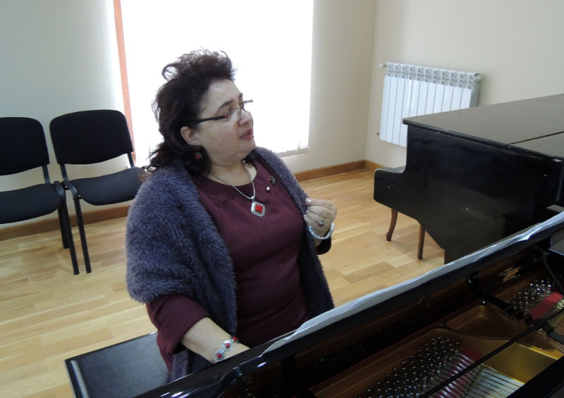 Цовинар Рафаеловна поправляет Анну... Цовинар Рафаеловна поправляет Анну...
