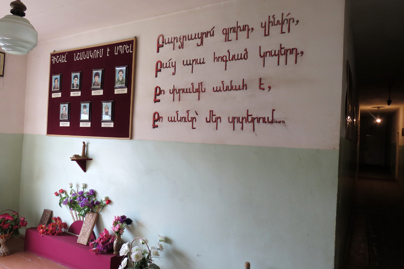 Стенд с фотографиями погибших сельчан в карабахской войне.