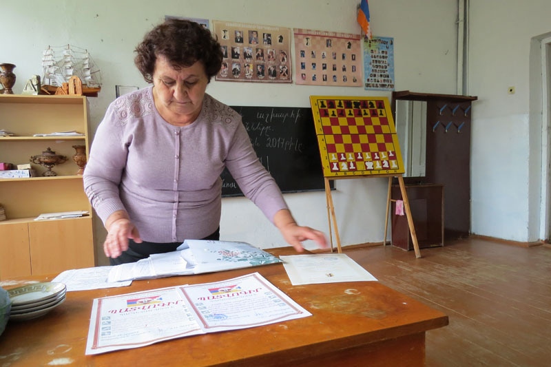 Виолетта Даниелн, преподаёт урок шахмат (2-4 классы). Показывает грамоты победителей. Сама прекрасно играет в эту игру.