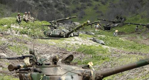 Военнослужащие Армии самообороны Нагорного Карабаха отдыхают на своих позициях в районе села Матагис. Фото: REUTERS/Staff Военнослужащие Армии самообороны Нагорного Карабаха отдыхают на своих позициях в районе села Матагис. Фото: REUTERS/Staff