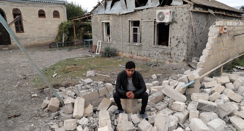 Селянин сидит на развалинах забора своего дома. Фото Азиза Каримова для "Кавказского узла" Селянин сидит на развалинах забора своего дома. Фото Азиза Каримова для "Кавказского узла"