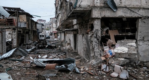 Последствия обстрела в Степанакерте 5 октября 2020 года. Areg Balayan/ArmGov/PAN Photo/Reuters Последствия обстрела в Степанакерте 5 октября 2020 года. Areg Balayan/ArmGov/PAN Photo/Reuters