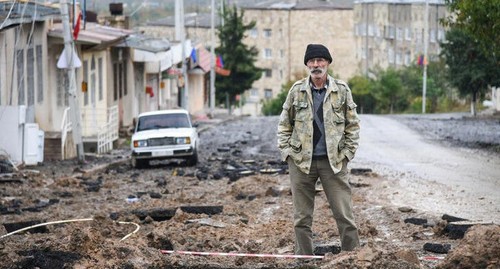 Улица в Степанакерте после артобстрела. Давид Каграманян/НКР инфоцентр/Reuters Улица в Степанакерте после артобстрела. Давид Каграманян/НКР инфоцентр/Reuters