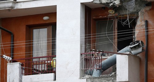 Реактивный снаряд на балконе жилого дома. Фото: REUTERS/Stringer Реактивный снаряд на балконе жилого дома. Фото: REUTERS/Stringer