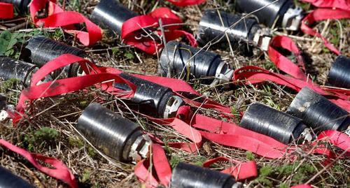 Неразорвавшиеся кассетные бомбы, собранные после обстрелов, на окраине Степанакерта. Фото: REUTERS/Stringer Неразорвавшиеся кассетные бомбы, собранные после обстрелов, на окраине Степанакерта. Фото: REUTERS/Stringer