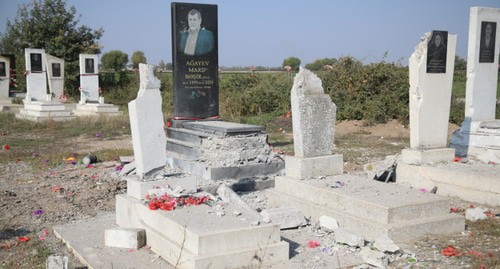 Разрушенные взрывом надгробья. 15 октября 2020 г. Фото Азиза Каримова для "Кавказского узла". Разрушенные взрывом надгробья. 15 октября 2020 г. Фото Азиза Каримова для "Кавказского узла".