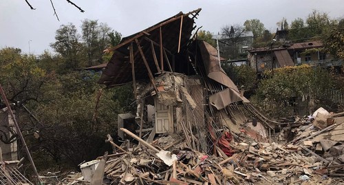 Снаряд полностью разрушил дом в частном жилом квартале Степанакерта. Фото Алвард Григорян для "Кавказского узла" Снаряд полностью разрушил дом в частном жилом квартале Степанакерта. Фото Алвард Григорян для "Кавказского узла"